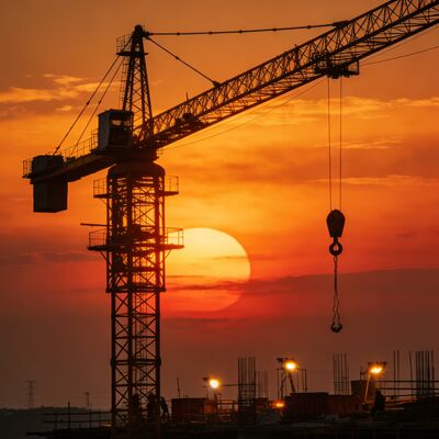 トロリー速度 0～50m/min タワークレーン積載量 10T および揚重速度 0.5m/min 材料移動用に設計